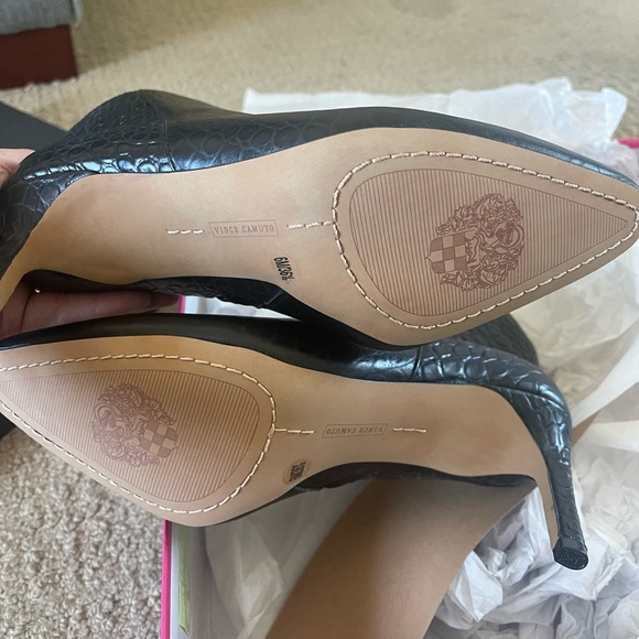 NWT Vince Camuto Allost Pointed Toe Bootie - Picture 11 of 11